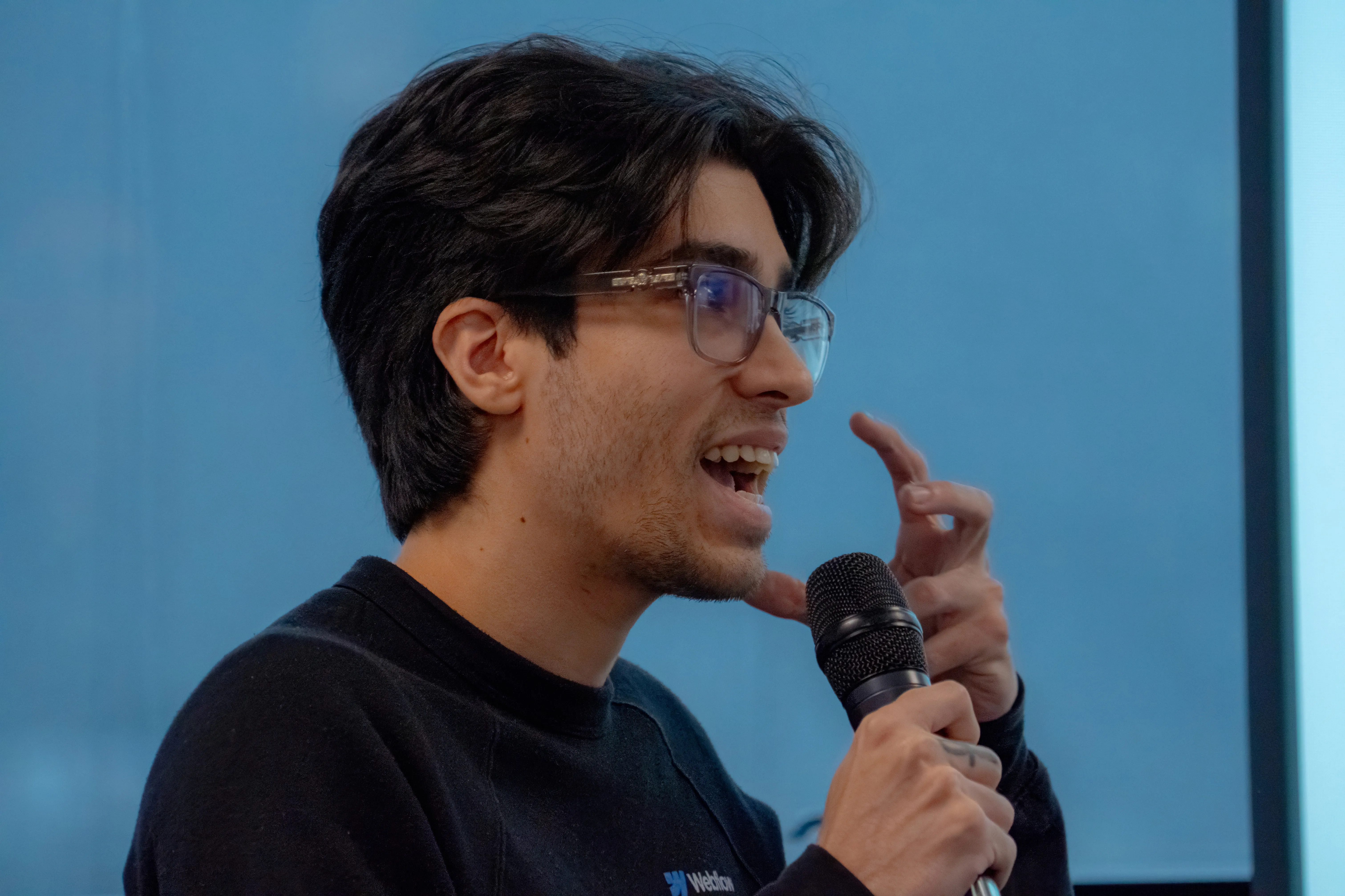 Sebastian Bimbi hablando en público con micrófono